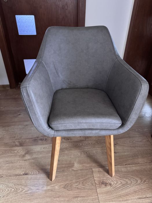 Два броя трапезни столове