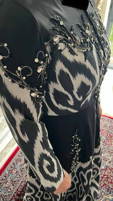 Бетакрор кўринишдаги адрас либос