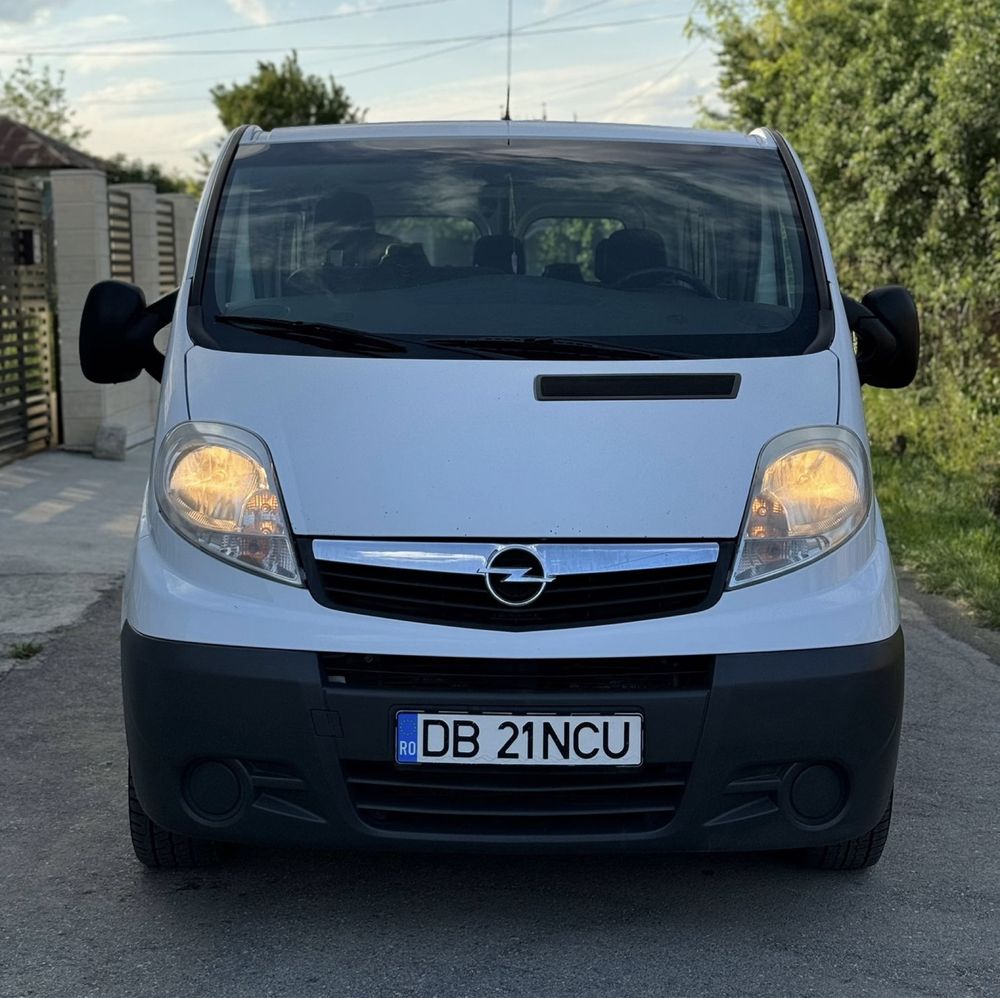 Opel VIVARO / Automat / 8+1 locuri / Euro 5