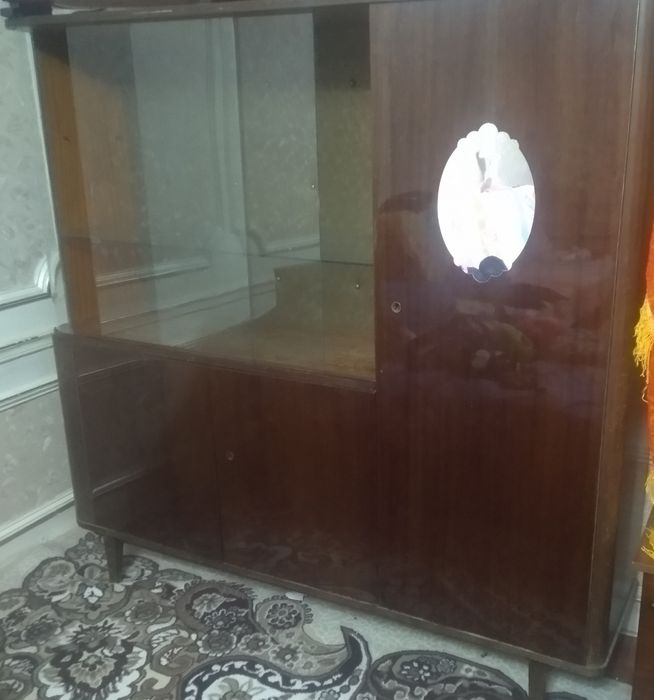 сервант в хорошем состоянии и кароват тумба шкаф пофик стул