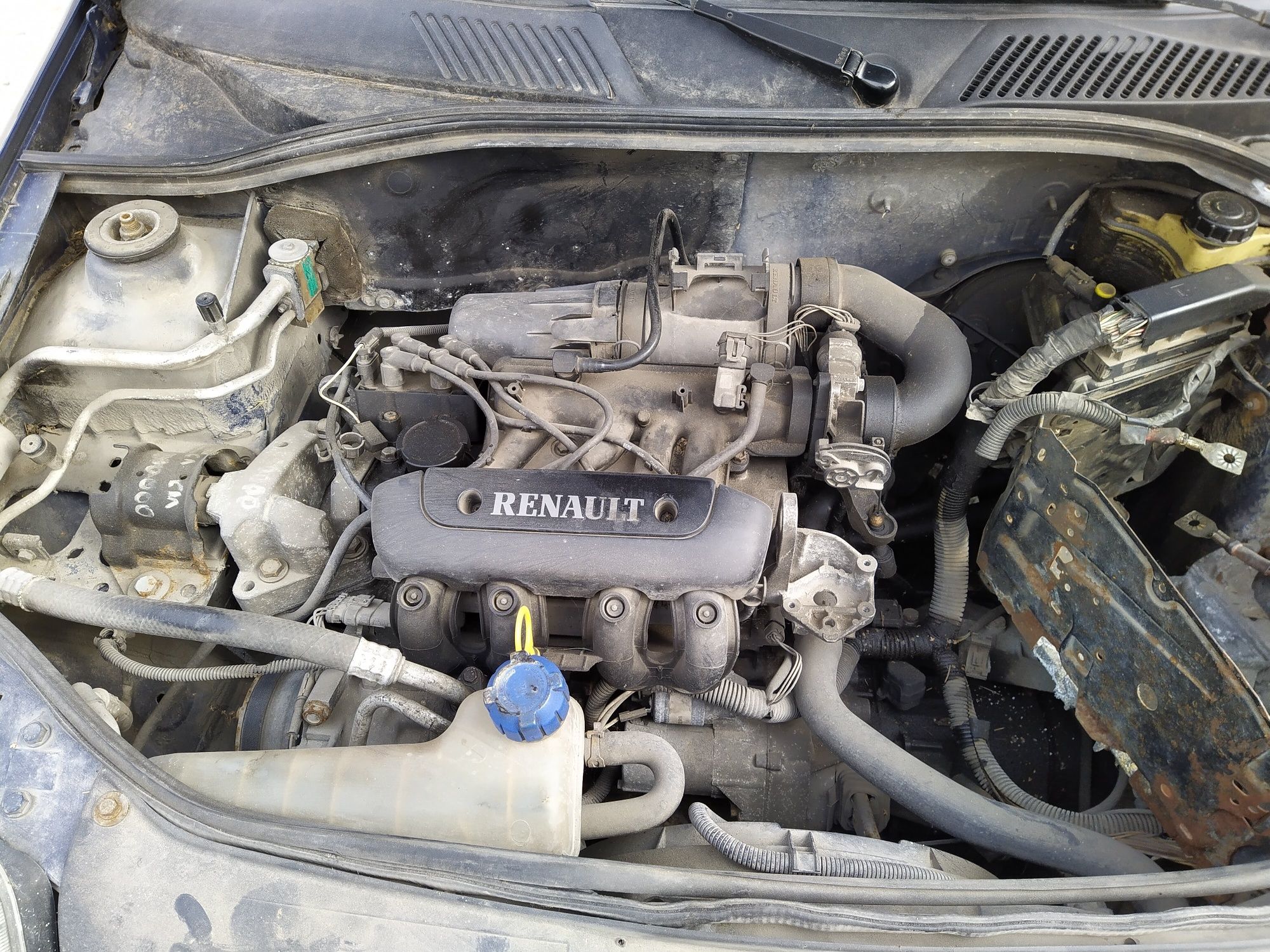 Продавам на части RENAULT CLIO 1.2 2000 г.