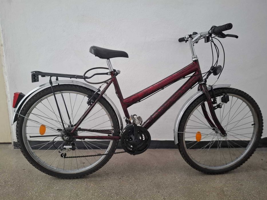 Bicicleta MTB cu roți de 28 inch.