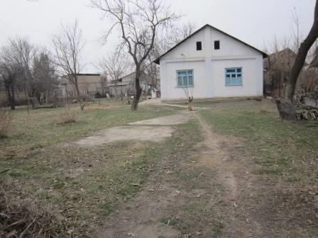 Продам дом с  участком в пригороде Ташкента. От границы Ташкента 2 км.