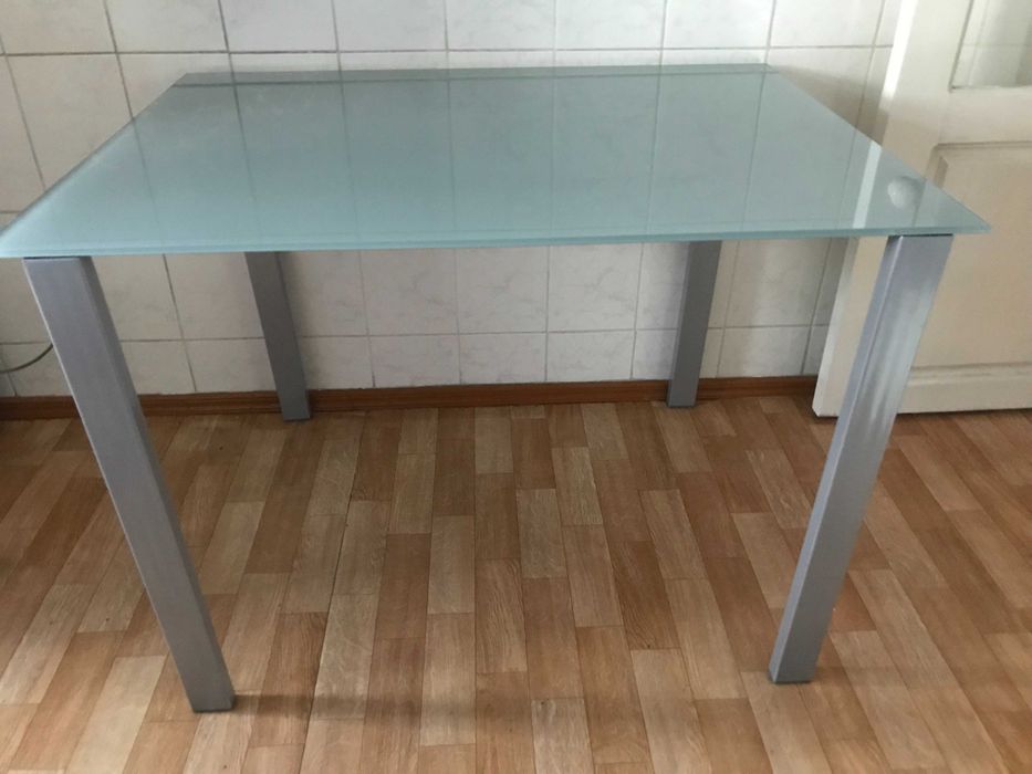 Стеклянный стол серого цвета