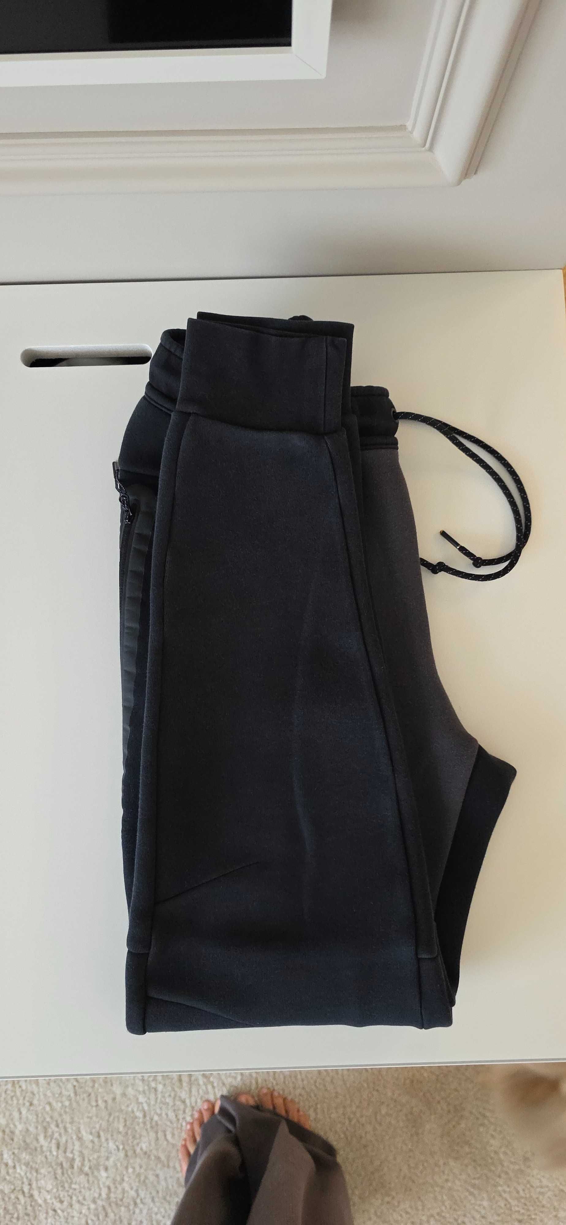 Долнище Nike Tech Fleece, размер S, в черен цвят