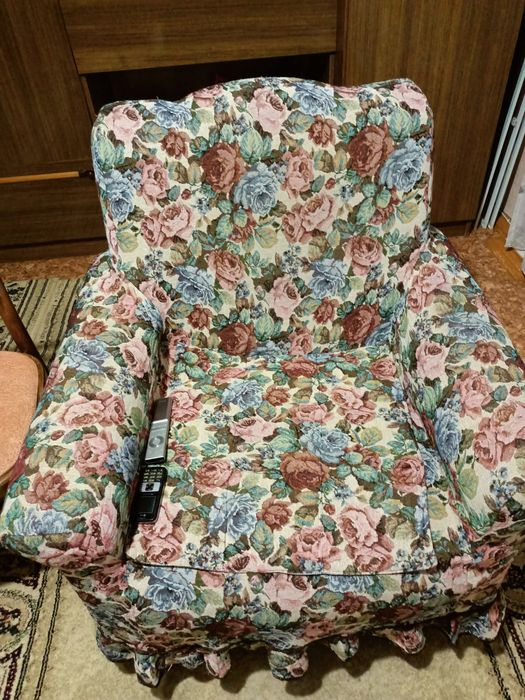 Мягкий уголок белорусский деревянный корпус.  Диван прямой и два кресл