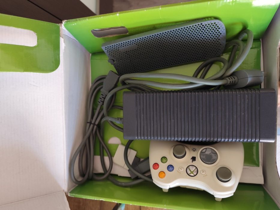 Vand XBOX360 Arcade + 2 jocuri originale FABLE 2+3