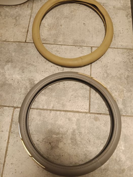 2 Huse pentru volan autoturisme in stare foarte bună.