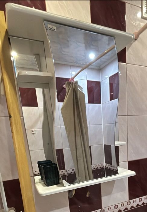 Шкафчик с зеркалом в ванною