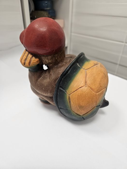 Broscuțe sculptată în lemn .