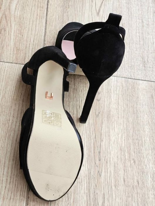 Обувки на висок ток