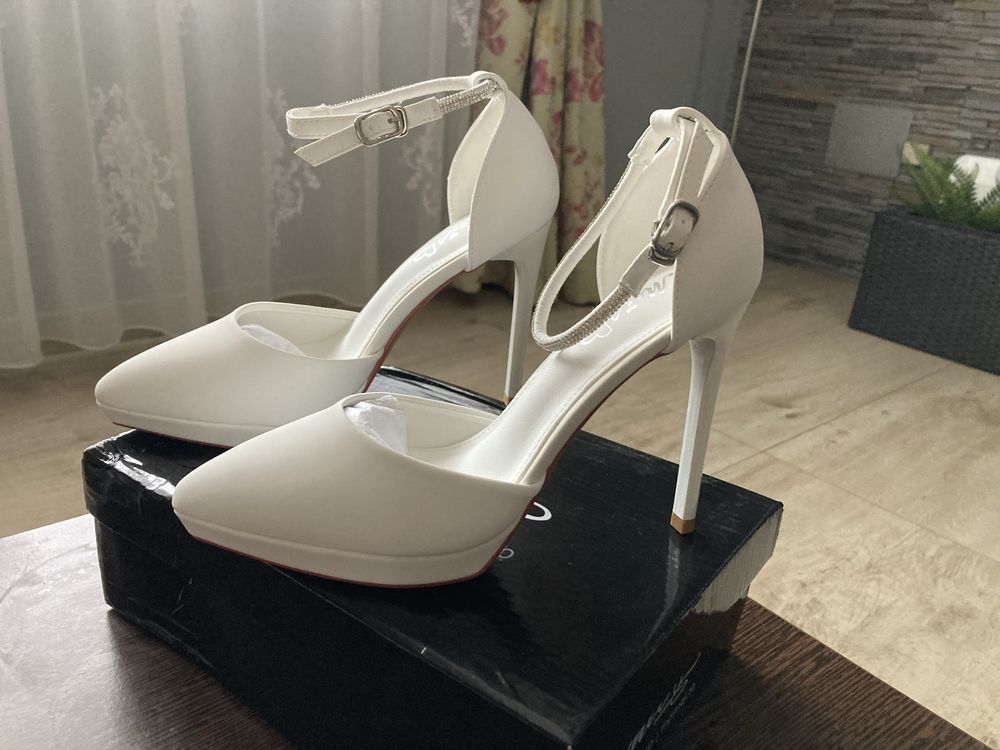 Pantofi albi eleganti 35