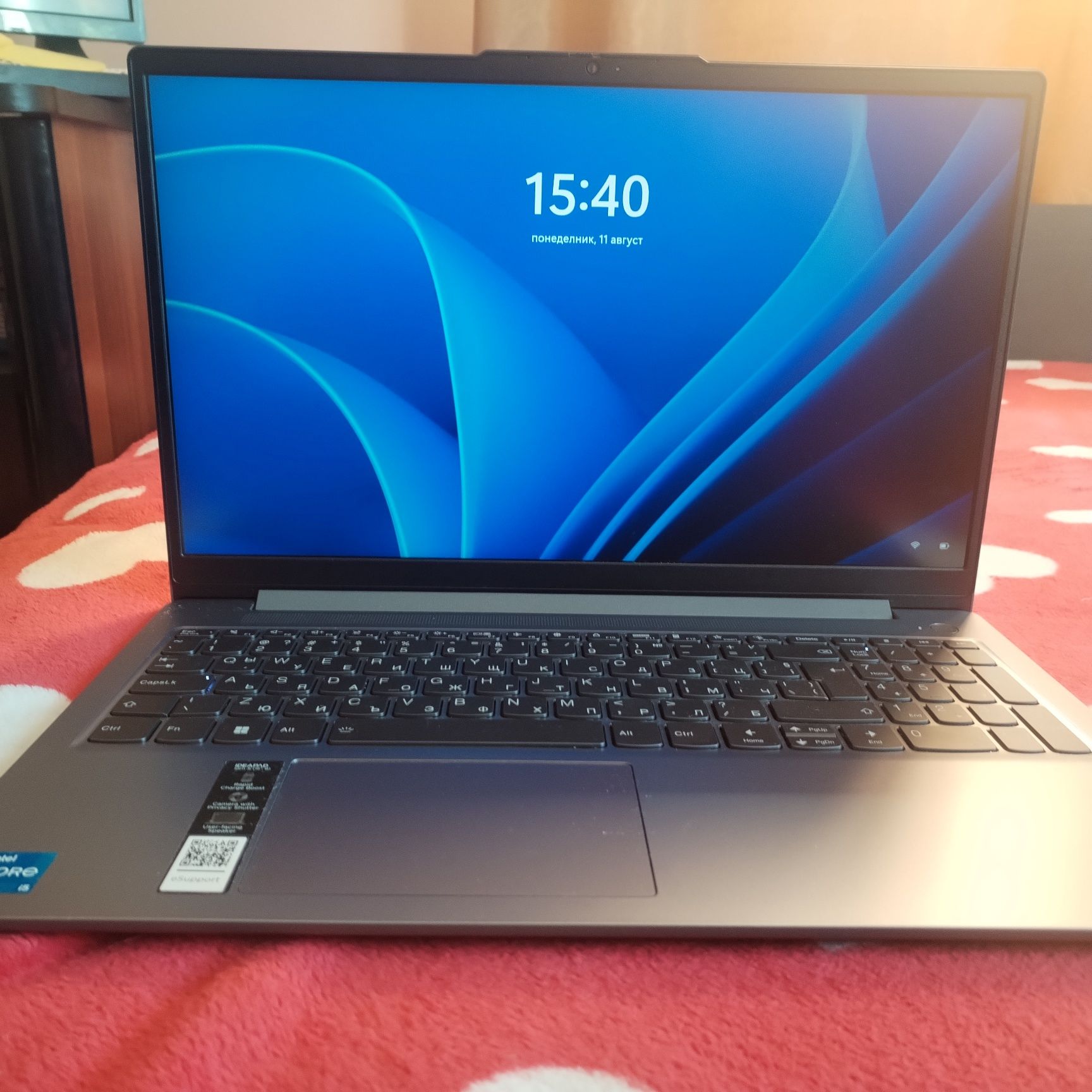 Продавам лаптоп Lenovo ideal pad slim 3, на 5месеца напълно нов е