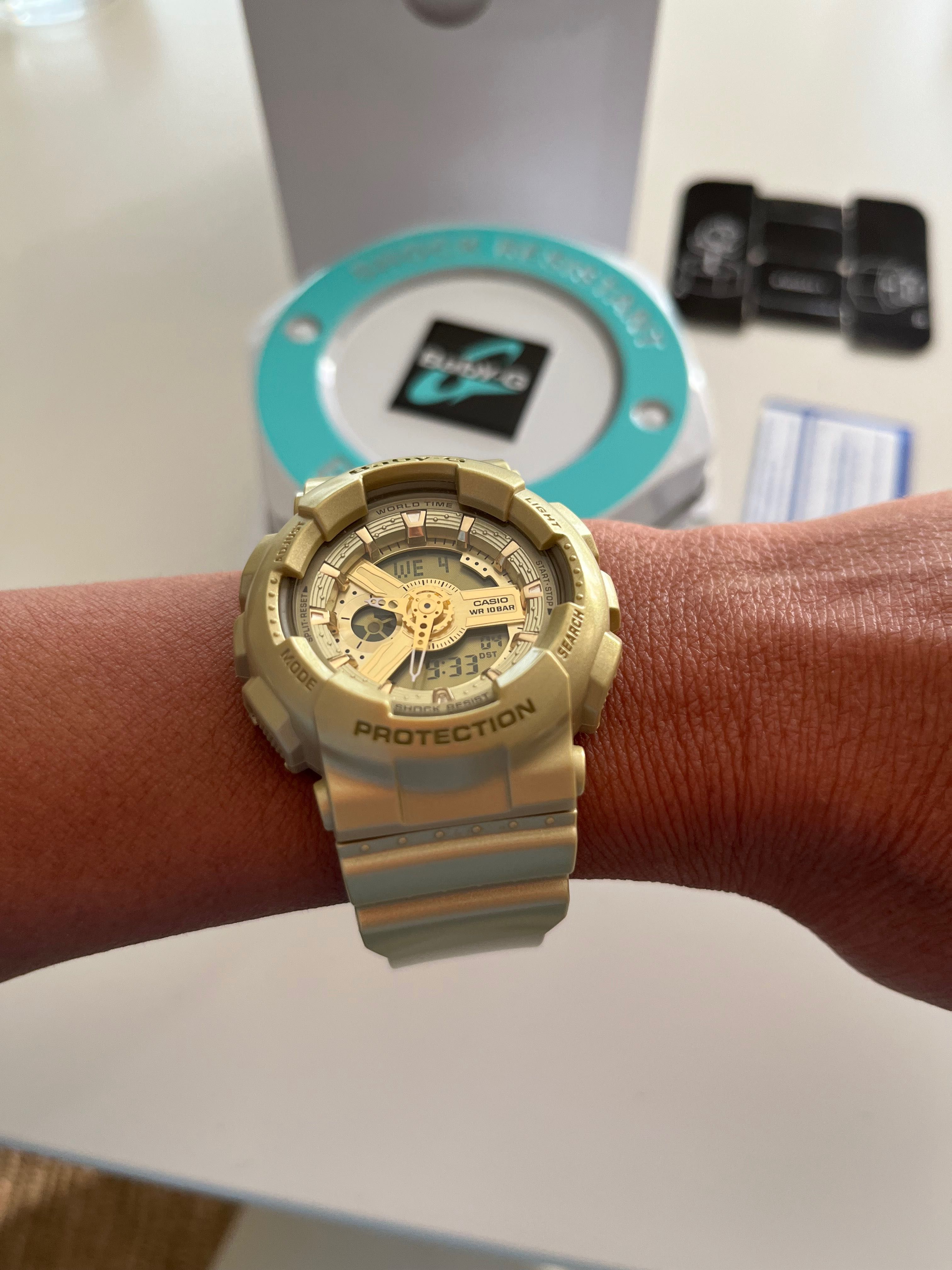 Дамски часовник Casio, черен със златисти елементи