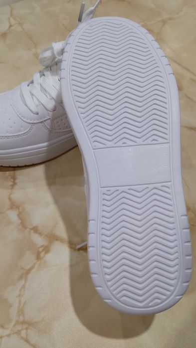 Нови бели маратонки