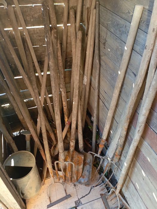 Советские инструменты тяпки грабли лопаты вилы