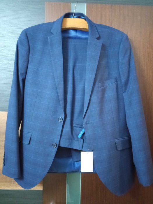 Costum barbat nou cu eticheta