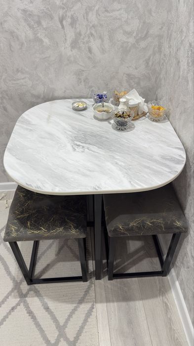 Стол и 4 табуретки б/у