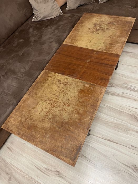 Холна маса, с дълъг стаж на употреба, но в много добро общо състояние