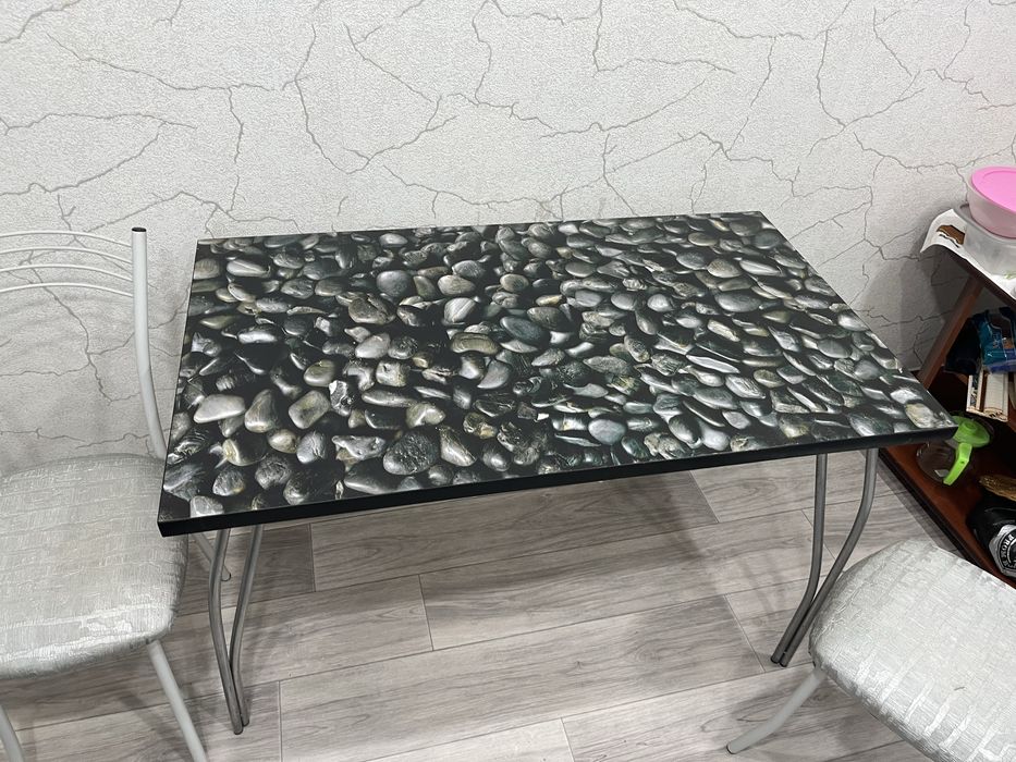 Продам кухонный стол со стульями