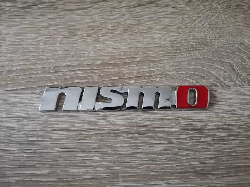 Nissan Nismo Нисмо сребрист с червено надпис стикер