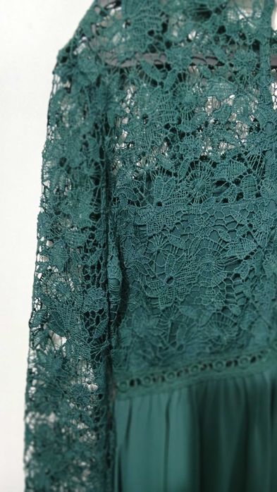 Елегантна рокля в тъмно изумрудено зелено с дантела и шифон – AQUA,