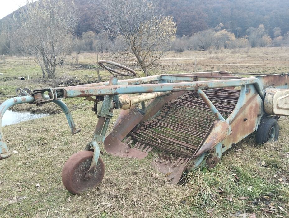 Masina de scos (recoltat) cartofi, ceapa, usturoi