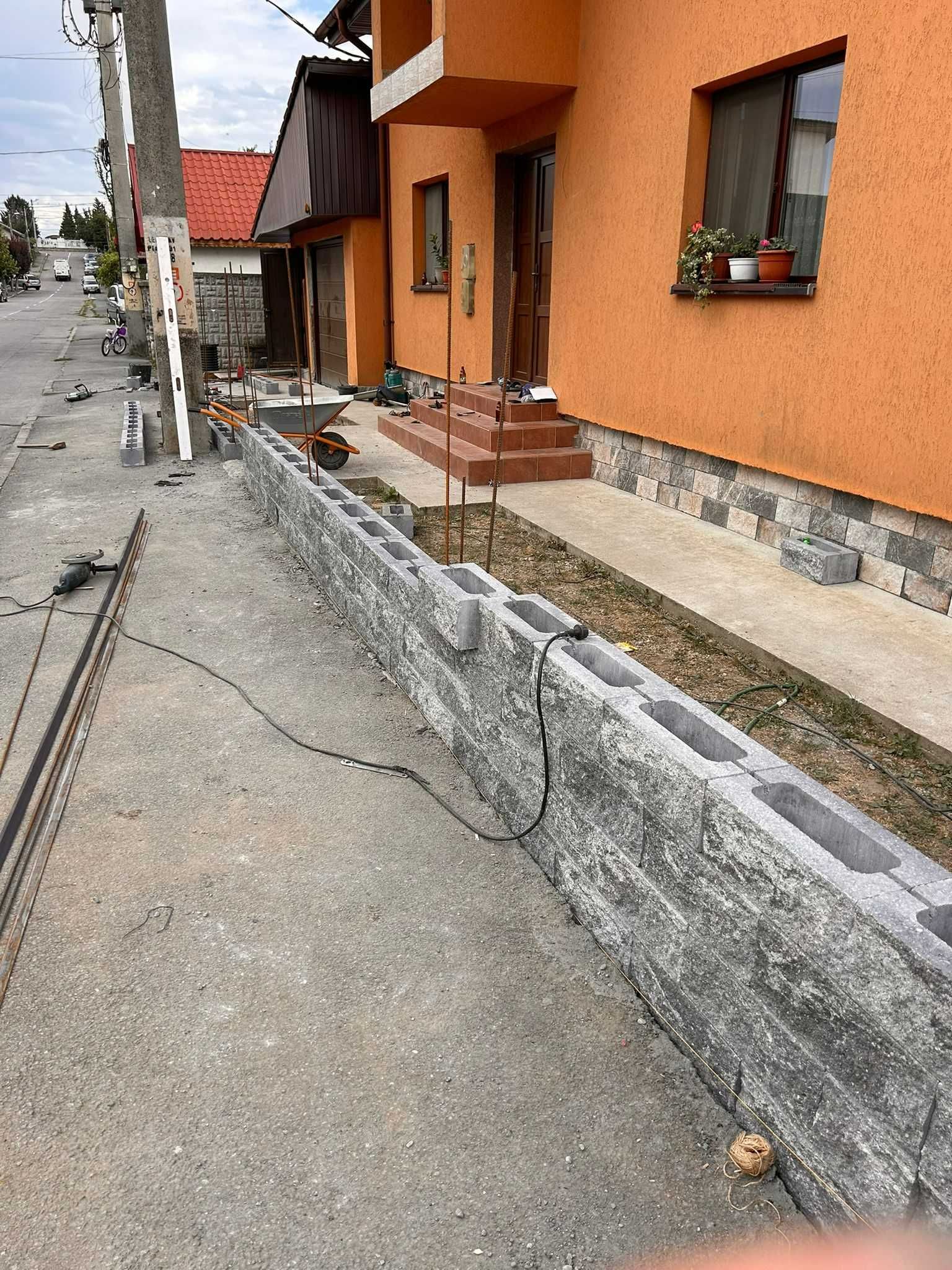 Construim garduri din sipca metalica, jaluzele, tabla, plasa si BCA