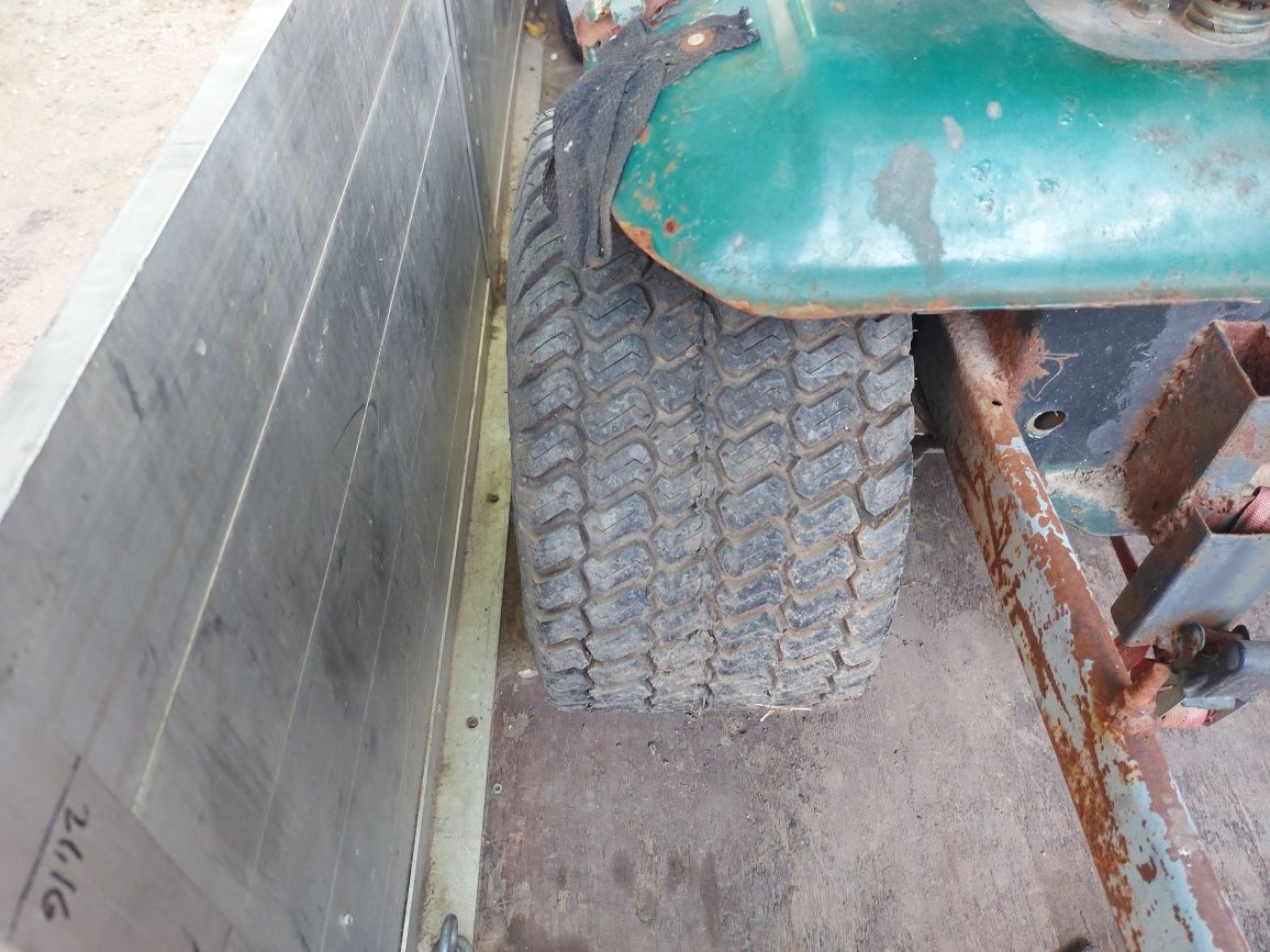 Tractoras tuns iarba