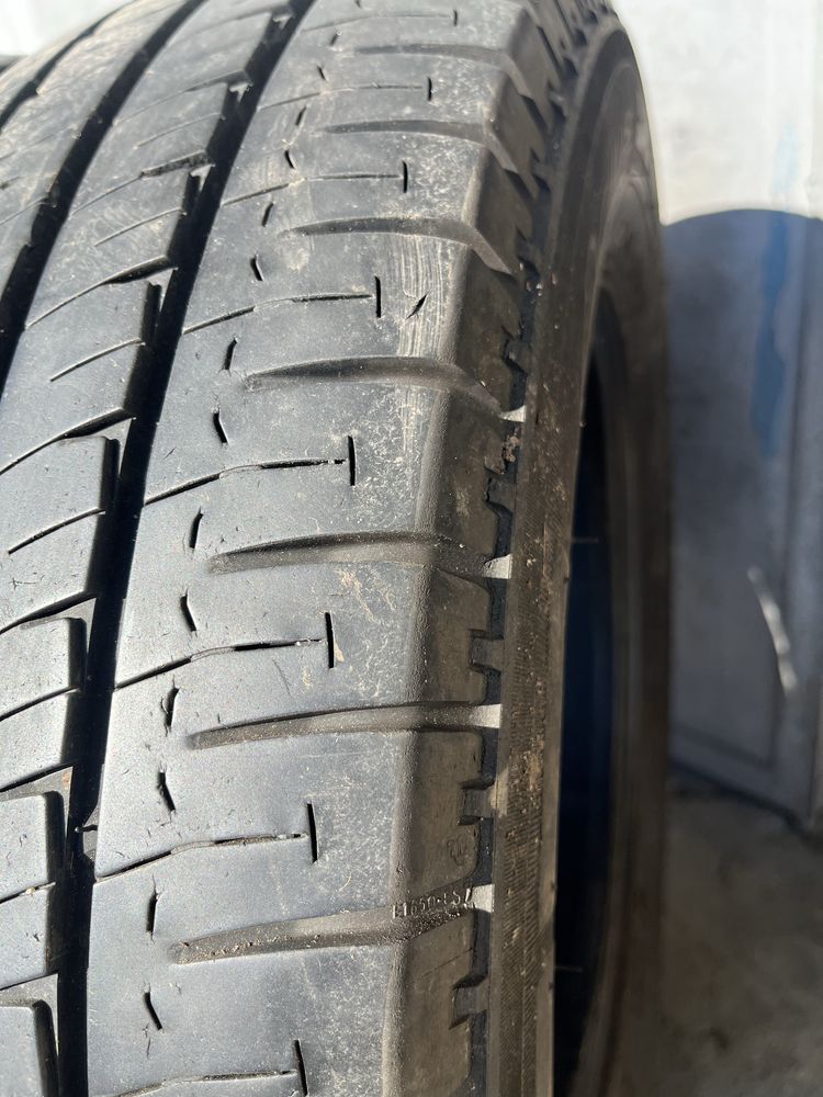 2 бр. гуми за бус 215/70/15C Michelin DOT 3519 7 mm