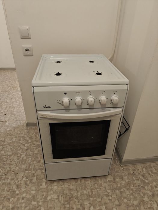 Газовая плита четырех комфорная