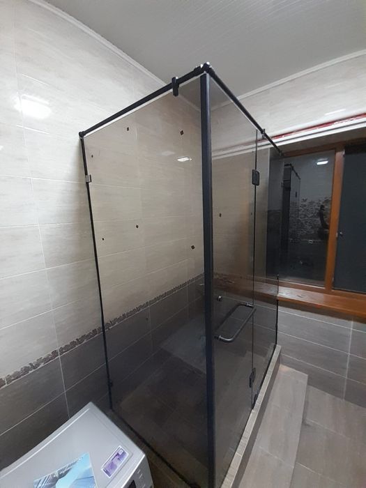 Стеклянные душевые перегородки