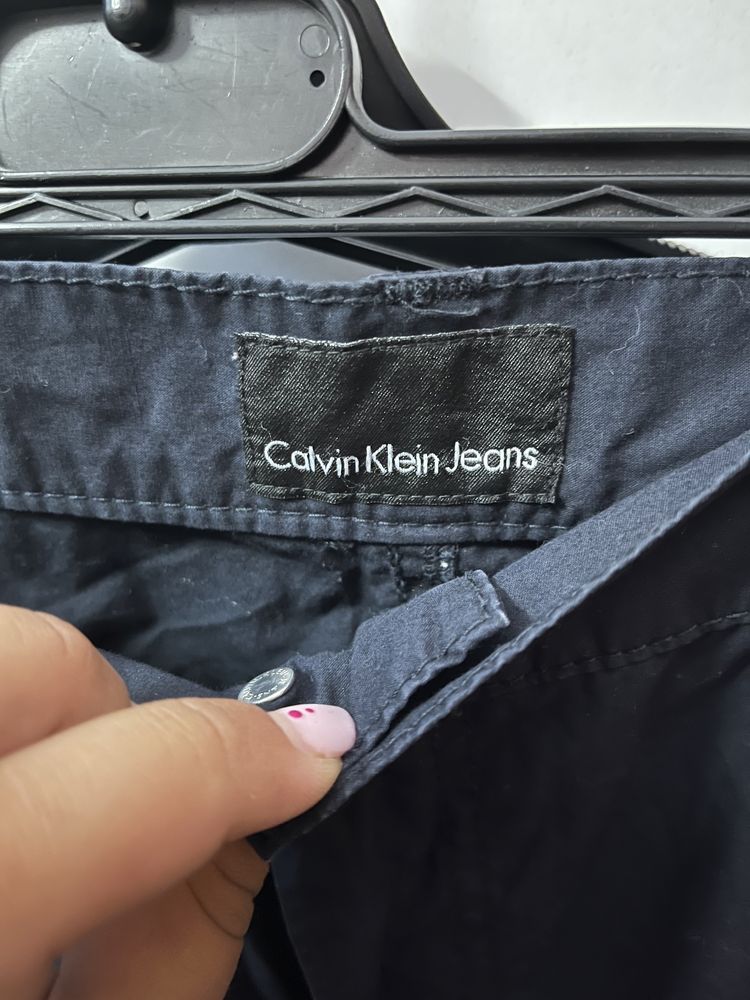 Pantaloni scurti marimea 38/L calvin Klein si Uspa mar.M