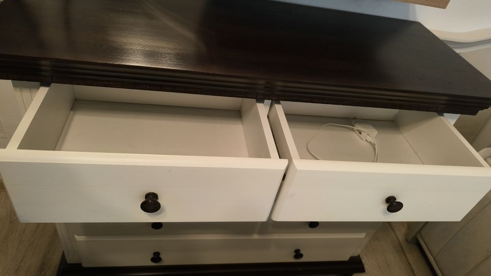 Comoda dormitor lemn masiv alb cu maro