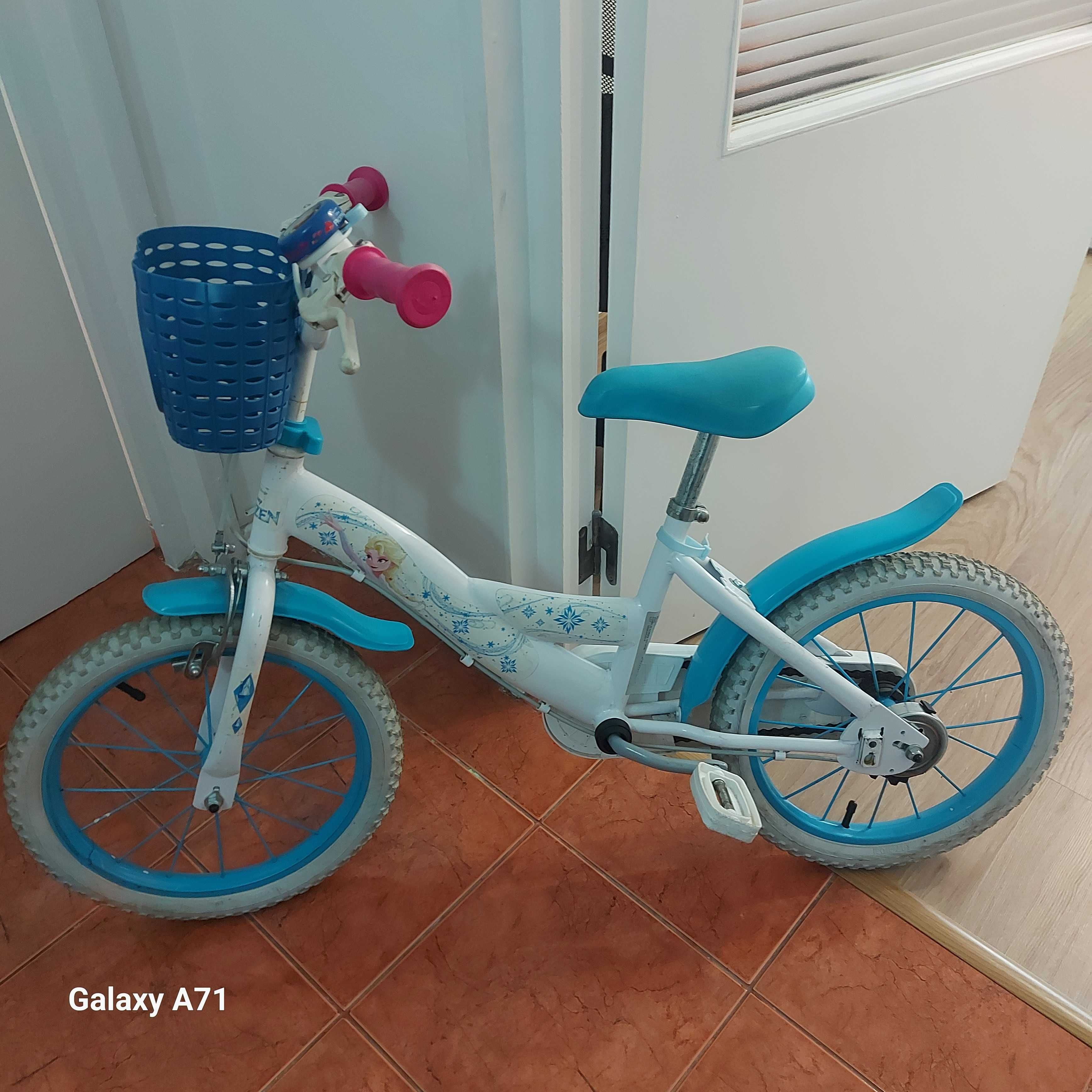 Bicicleta fetita cu Elsa