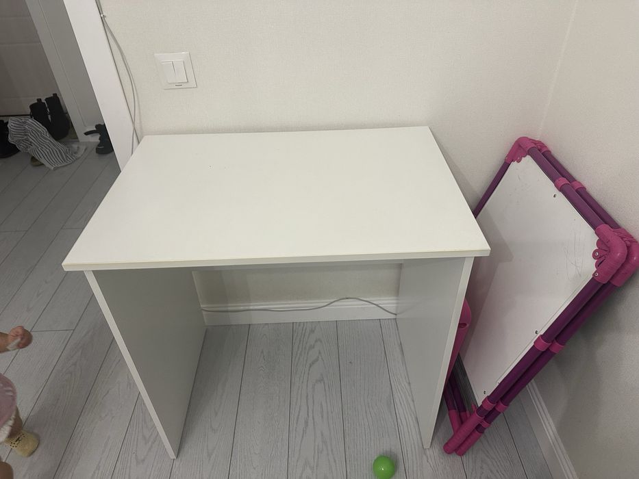Продам белый стол икея