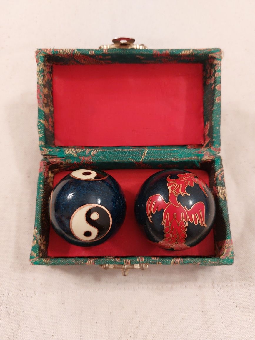 Стара Китайска кутия с 2 музикални топки.
