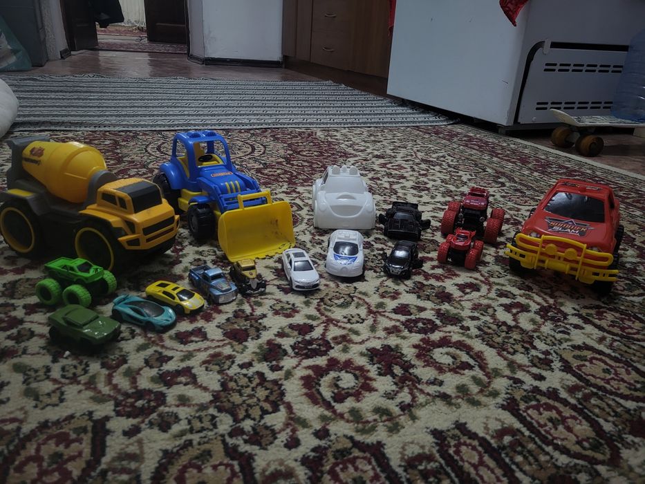 Продаю набор маленьких машинок 
Все целые, колёса крутятся. Отлично