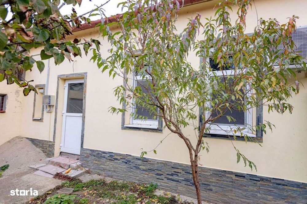 De vânzare, apartament renovat, curte comuna, zona ultracentă
