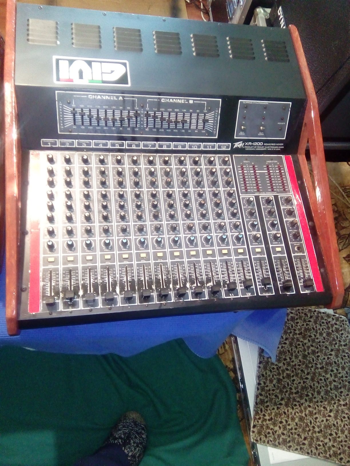 Peavey  Xr 1200 mixer Amerika 2 po 400w.