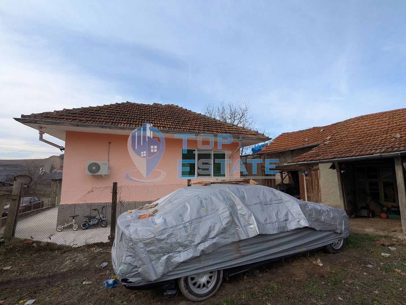 Ремонтирана масивна къща с голям и поддържан двор в село Асеново, общ