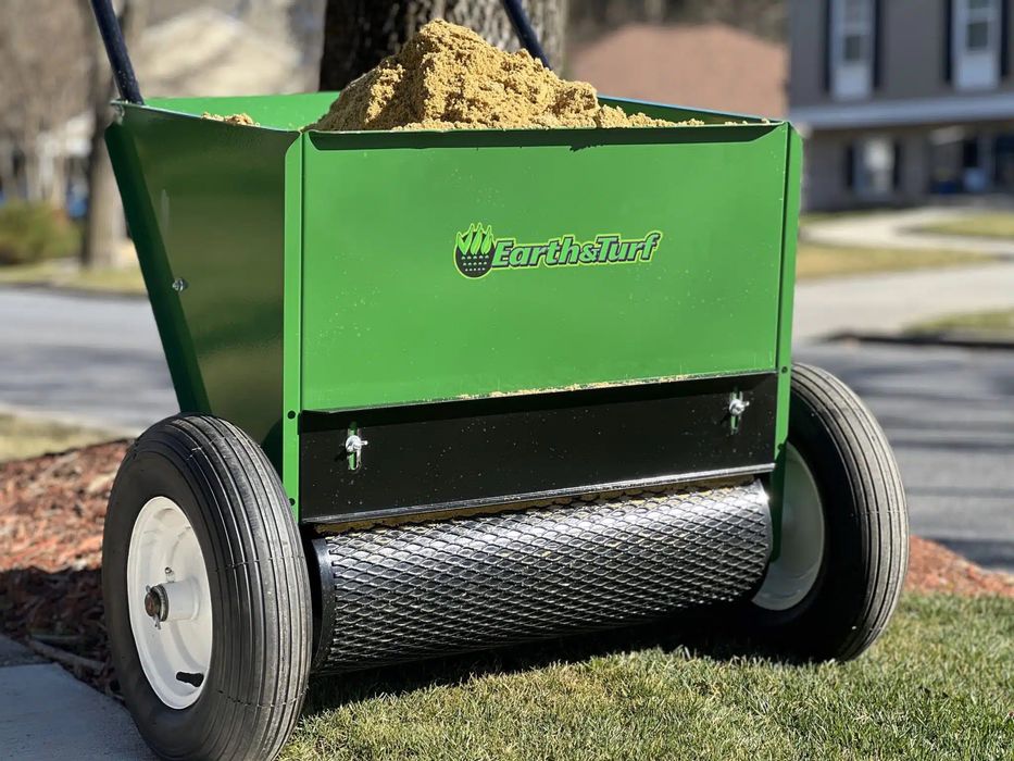 Utilaj pentru imprastiat nisip pentru gazon Earth&Turf 24D