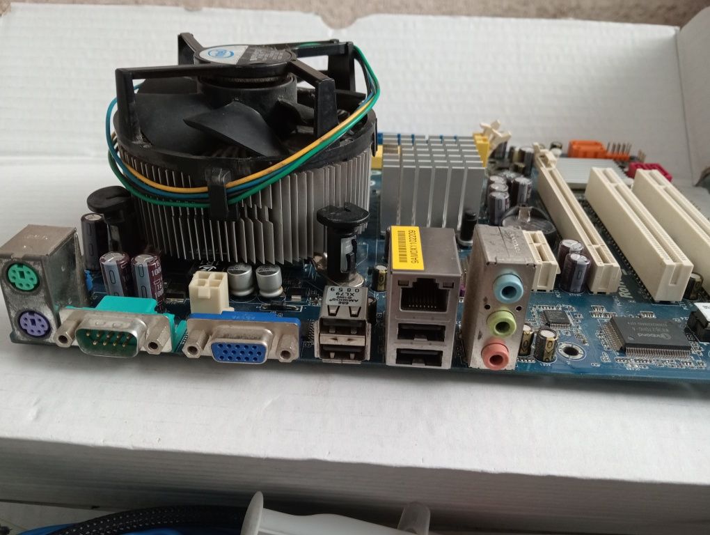 Placa de baza ASRock LGA775 DDR2 + procesor Intel Core 2 Quad 2.66 Ghz