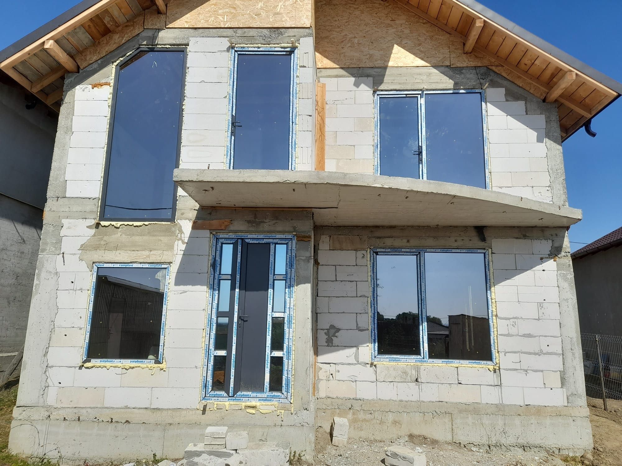 Casa cu etaj la rosu