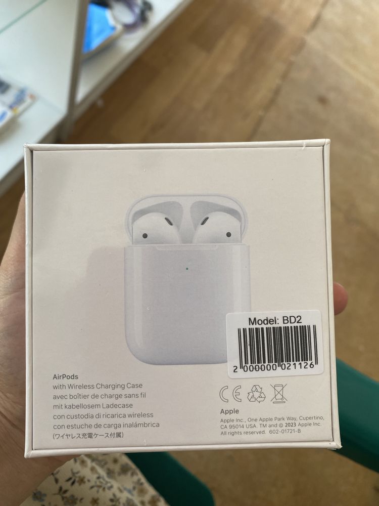 AirPods wireless charging case