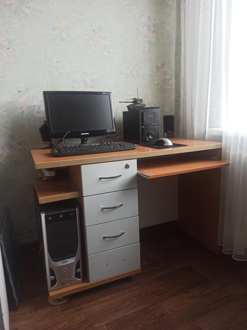 Продам компьютерный стол