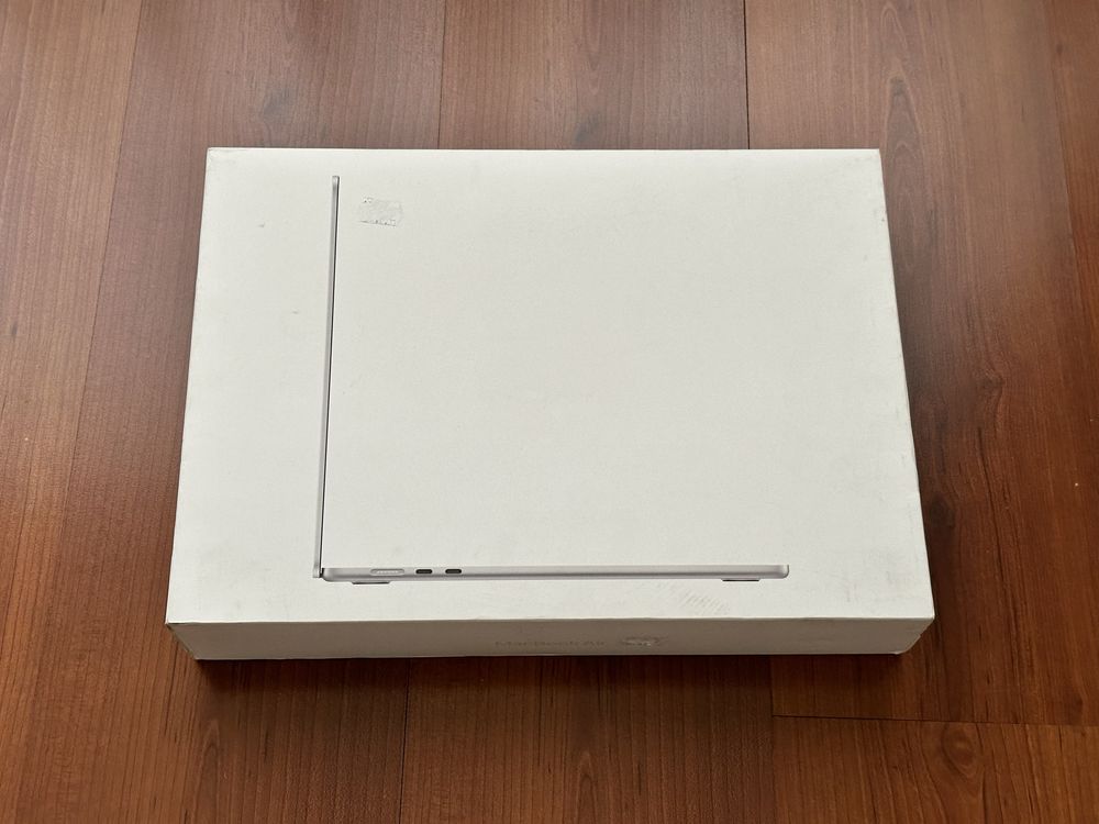 Нов/Запечатан Macbook Air 15 M2 2023 8GB Ram/256GB SSD-Гаранция