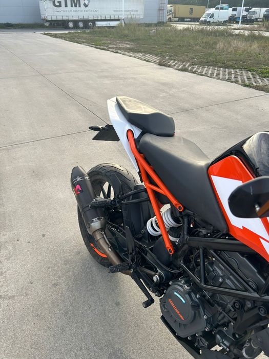 KTM 125 DUKE   A1 se poate conduce de la 16 ani