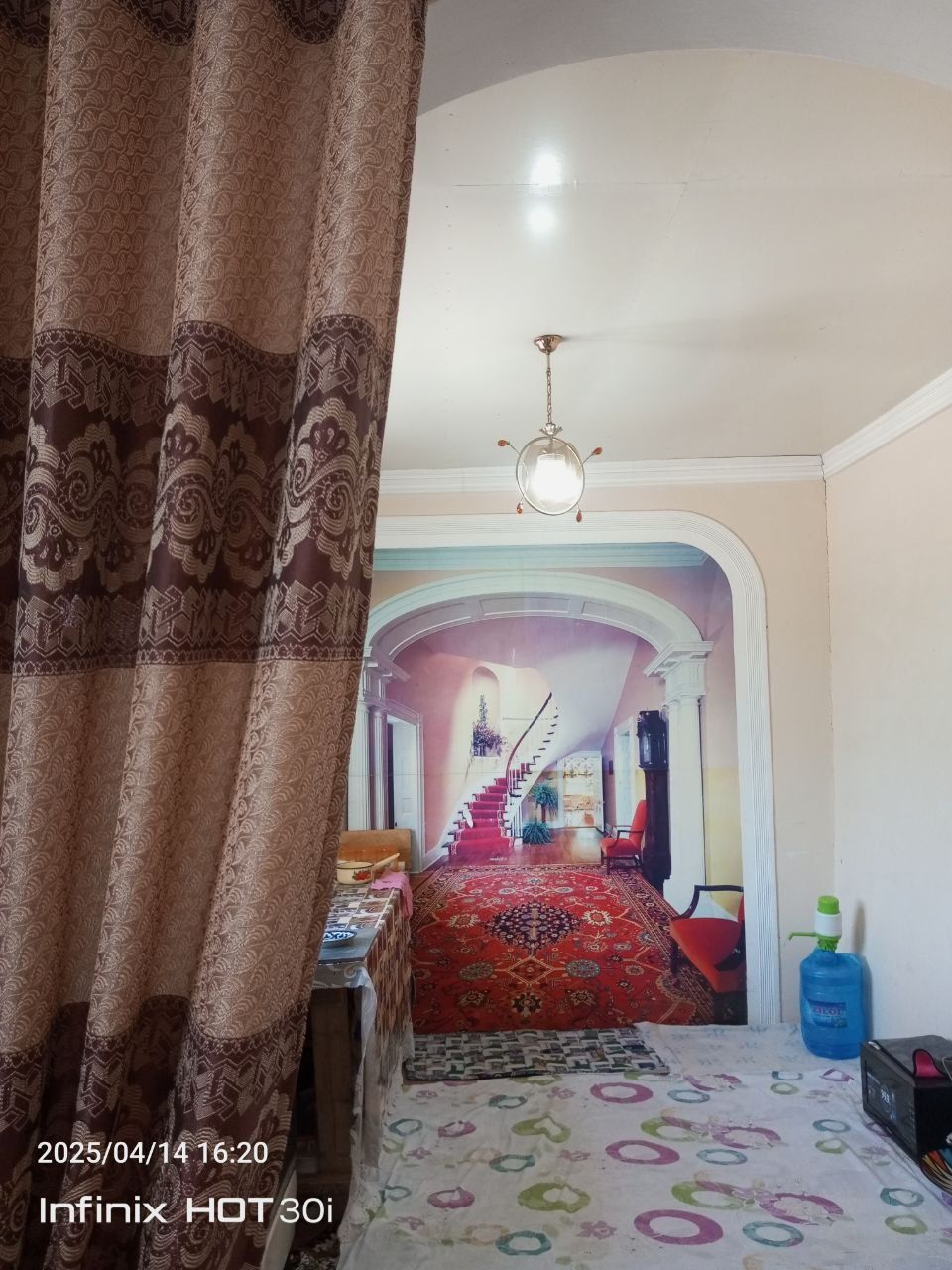 Hovli sotiladi 15 sotix.