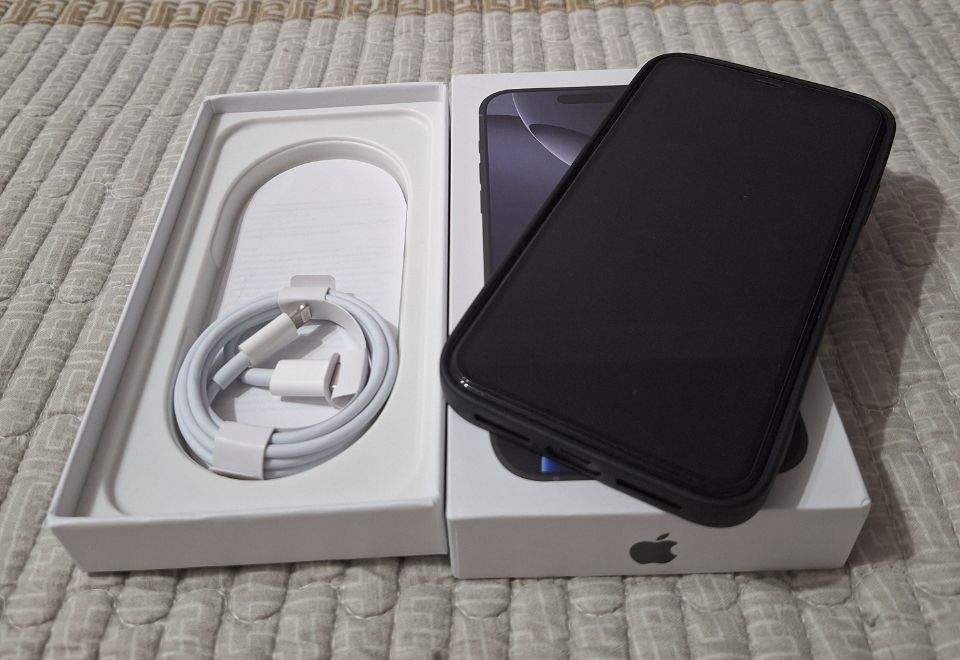 iphone XR Sotiladi Srochna